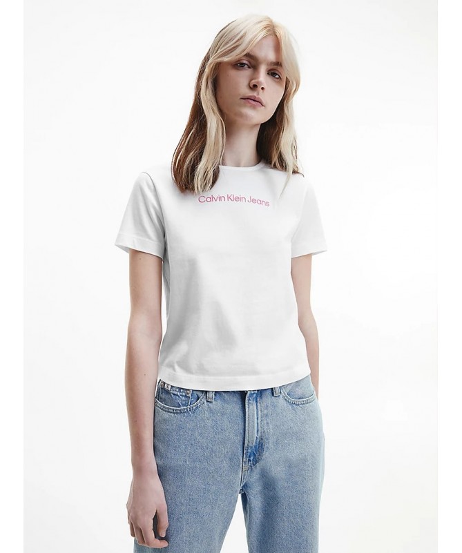 Tee shirt Calvin Klein pour femme avec logo sur la poitrine. J20J219003 FIESTA CONCEPT STORE