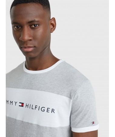 T-shirt en coton bio mélangé est orné d'un motif colour-block et du logo Tommy Hilfiger.